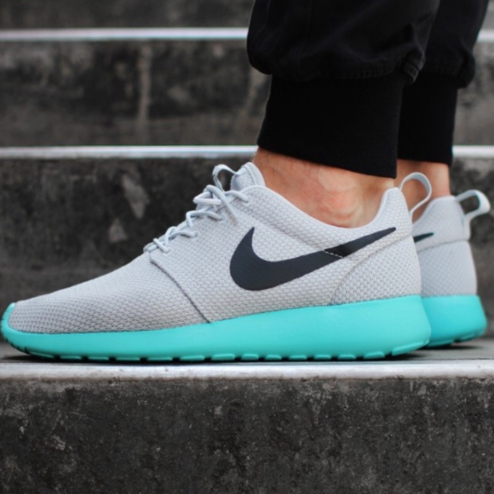 SOLD OUT! NIKE ROSHE ONE 7.5 MENS/ 9WOMENS CALYPSO